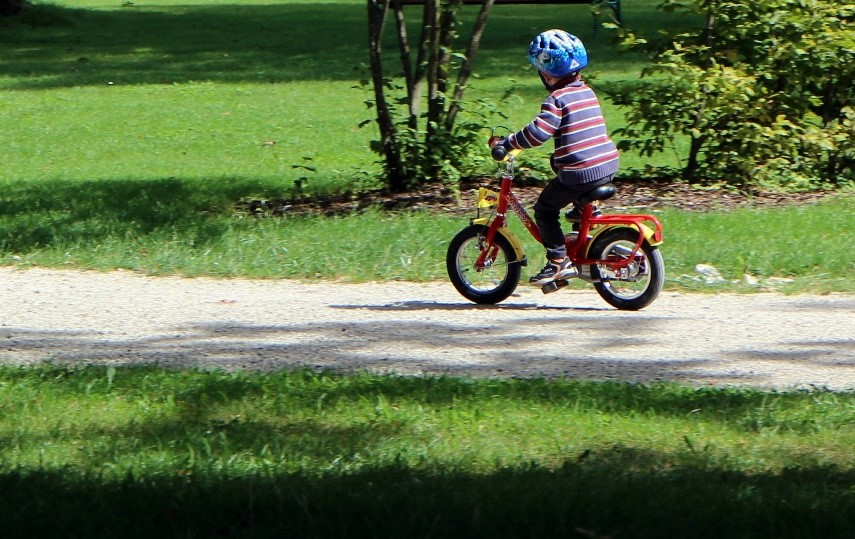 Ein Bild, das Gras, draußen, fahrend, Fahrrad enthält.

Automatisch generierte Beschreibung